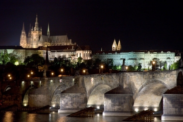 « Prague Castle as seen at night » par Karneyli